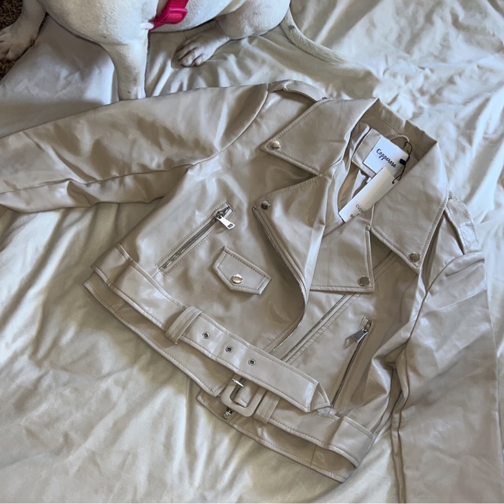 Beige leather jacket cropped!